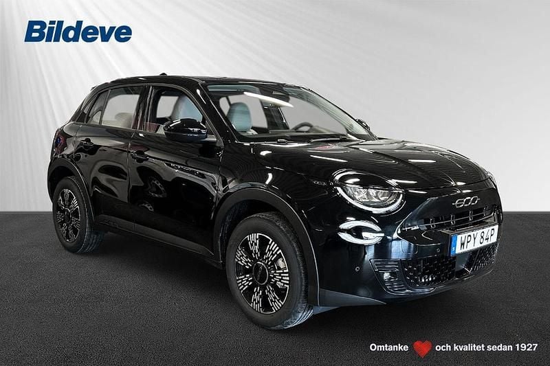 Svart Ny 2025 Fiat 600 Icon SUV | 350 800 kr - Bild 1/4