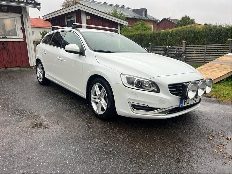 Vit Begagnad 2014 Volvo V60 Momentum Kombi | 129 000 kr (Marknadspris) - Bild 1/4