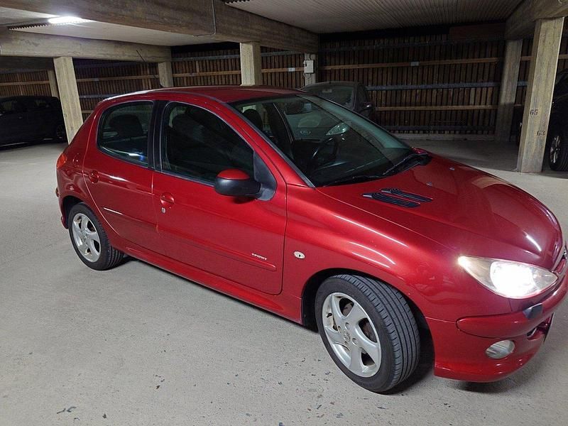 Röd Begagnad 2005 Peugeot 206 Sport Halvkombi | 32 000 kr - Bild 1/4