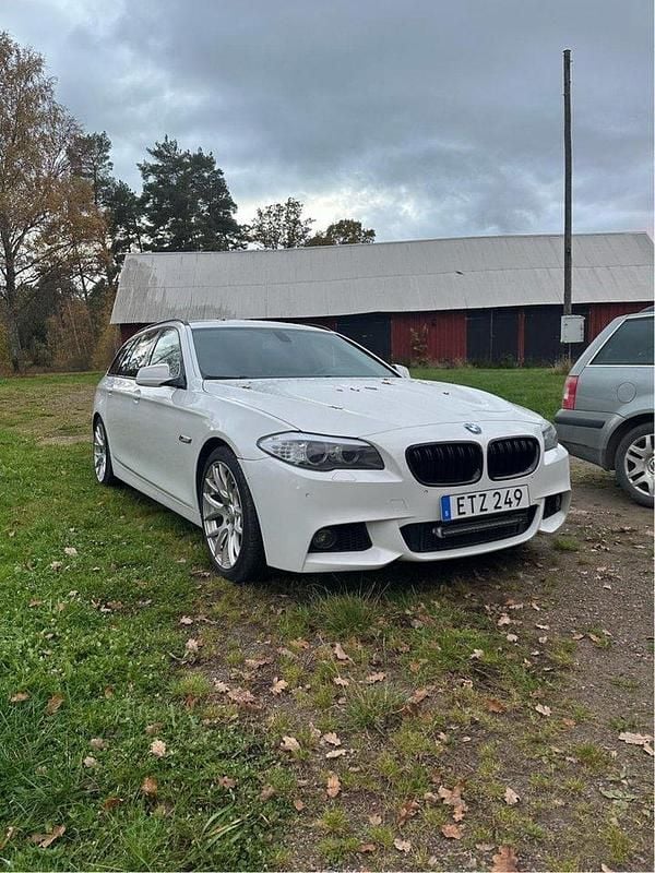 Vit Begagnad 2011 BMW 520 M Sport Kombi | 75 000 kr (Marknadspris) - Bild 1/4