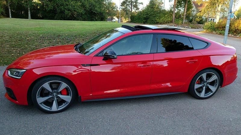 Röd Begagnad 2018 Audi A5 Sportback S-Line Halvkombi | 319 000 kr (Bra pris) - Bild 1/4