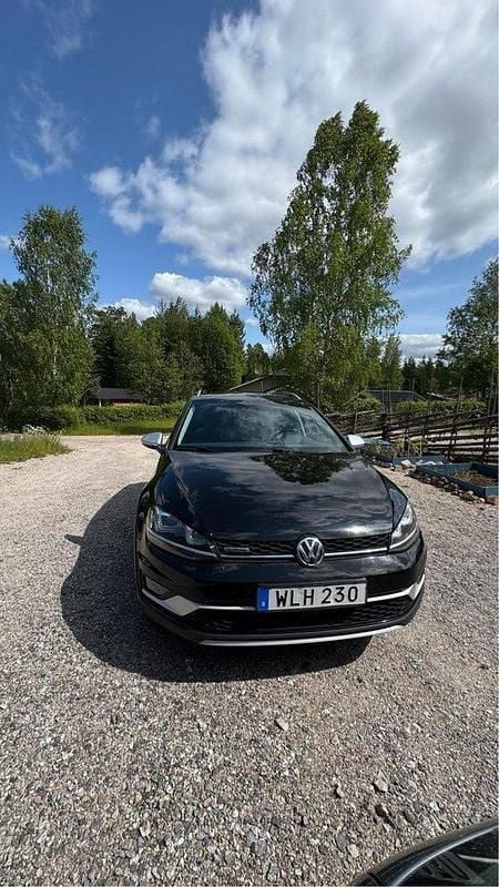 Svart Begagnad 2016 VW Golf Alltrack Kombi | 125 000 kr (Marknadspris) - Bild 1/4
