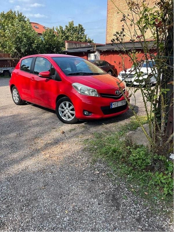 Röd Begagnad 2011 Toyota Yaris Multidrive S Halvkombi | 89 000 kr (Marknadspris) - Bild 1/4