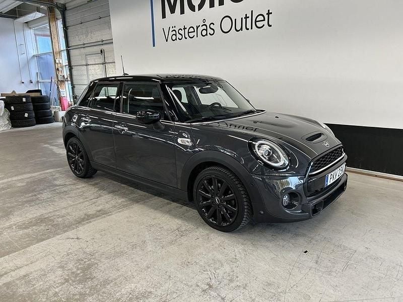 Grå Begagnad 2020 Mini Cooper S Chili Halvkombi | 179 900 kr (Marknadspris) - Bild 1/3