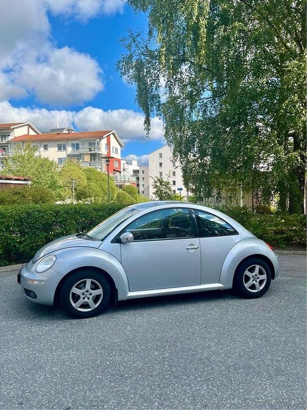 Silver Begagnad 2006 VW Beetle Highline Halvkombi | 25 000 kr (Superpris) - Bild 1/4