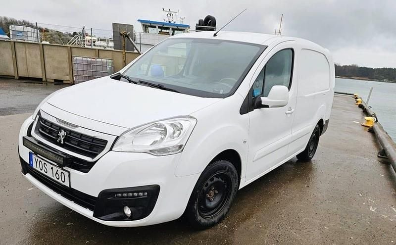 Vit Begagnad 2017 Peugeot Partner Van | 89 900 kr (Marknadspris) - Bild 1/4