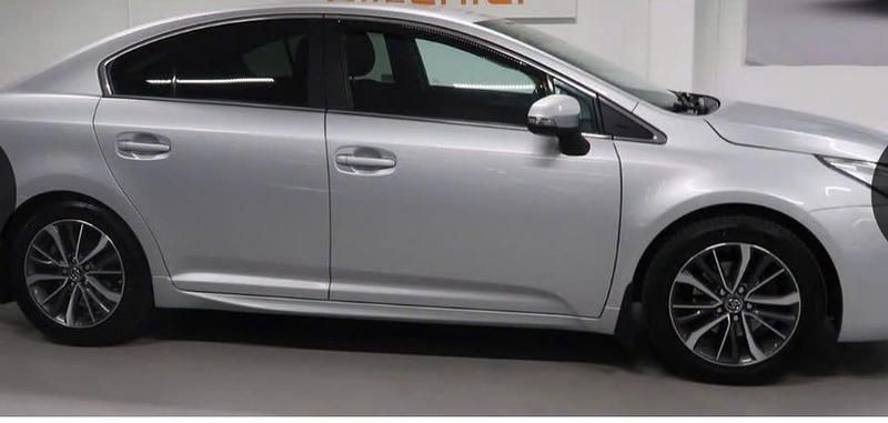 Begagnad Toyota Avensis 147 HK (108 kW) 2015 Silver Sedan