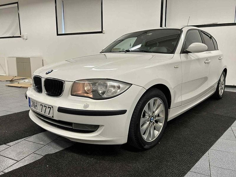 Vit Begagnad 2008 BMW 116 Advantage Halvkombi | 49 500 kr (Marknadspris) - Bild 1/4