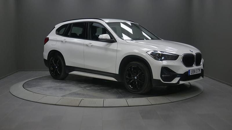 Vit Begagnad 2020 BMW X1 Sport Line SUV | 279 000 kr (Marknadspris) - Bild 1/4