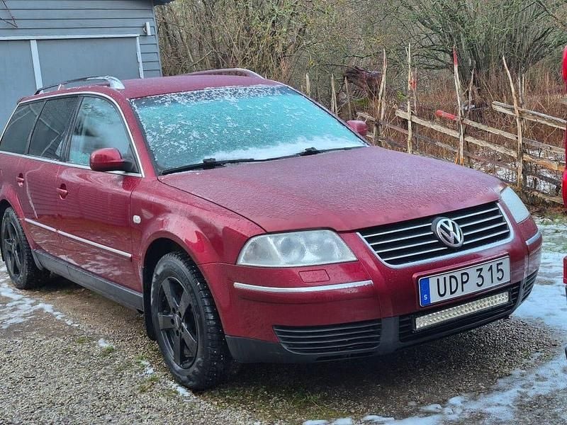 Begagnad 2003 VW Passat Highline Kombi | 28 000 kr (Marknadspris) - Bild 1/4