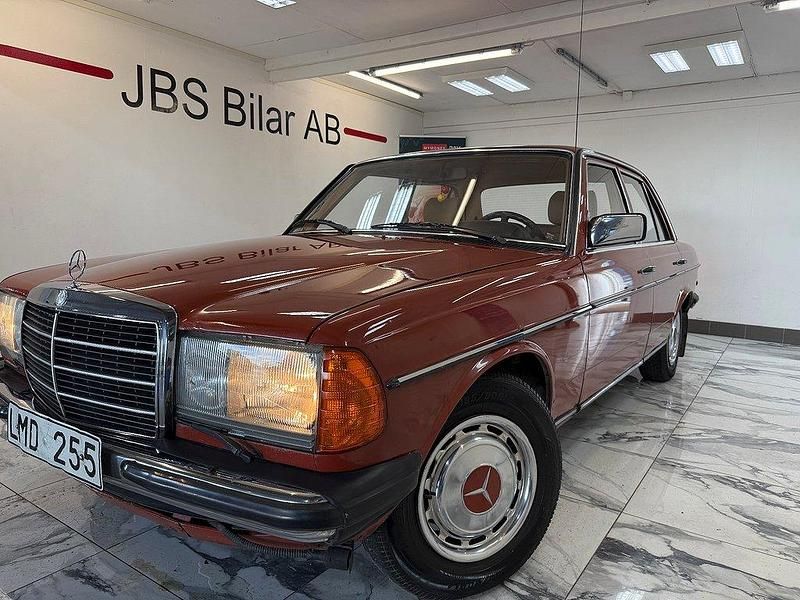 Begagnad Mercedes E200 109 HK (80 kW) 1983 Röd Sedan