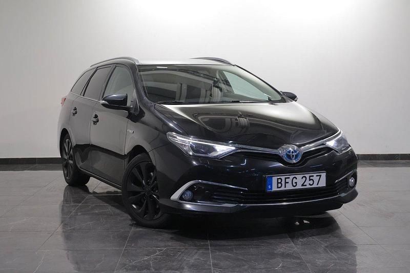 Svart Begagnad 2016 Toyota Auris Touring Sports Executive Kombi | 129 000 kr (Marknadspris) - Bild 1/4