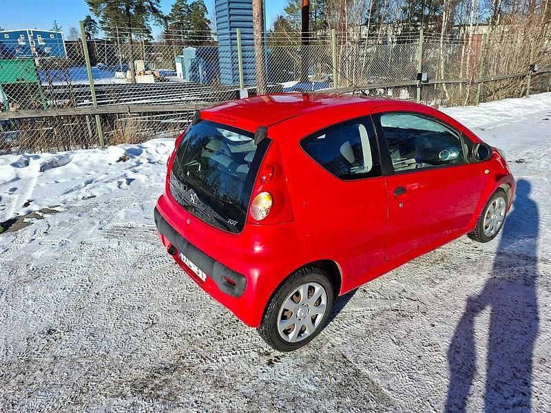 Begagnad Peugeot 107 68 HK (50 kW) 2009 Röd Halvkombi