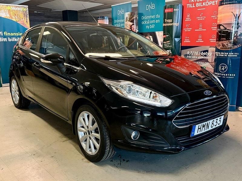 Svart Begagnad 2015 Ford Fiesta Titanium Halvkombi | 74 900 kr (Lite dyr) - Bild 1/4