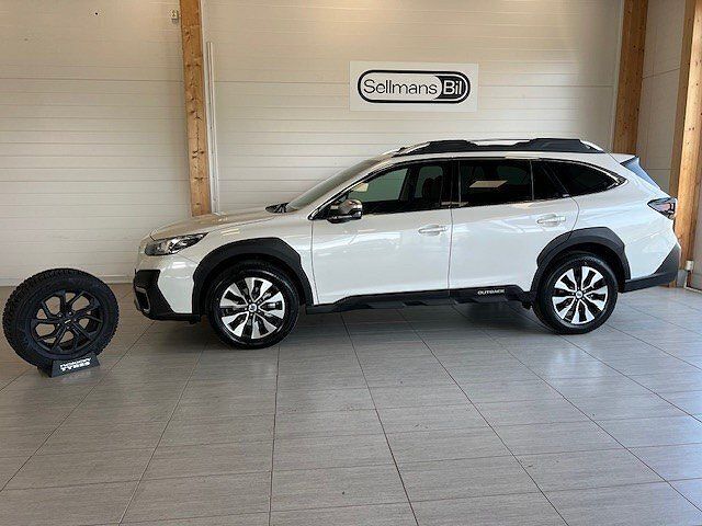 Vit Begagnad 2024 Subaru Outback SUV | 485 000 kr (Lite dyr) - Bild 1/4