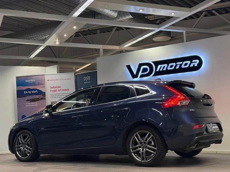 Begagnad Volvo V40 Momentum 180 HK (132 kW) 2013 Blå Halvkombi
