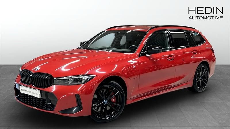 Röd (red) Begagnad 2023 BMW 330e Shadowline Kombi | 478 700 kr - Bild 1/4