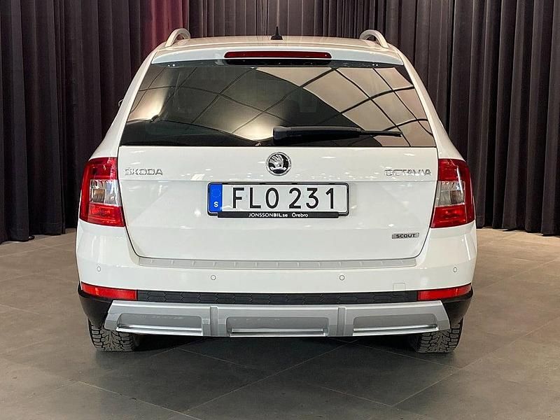 Begagnad Skoda Octavia Scout 184 HK (135 kW) 2014 Vit Kombi