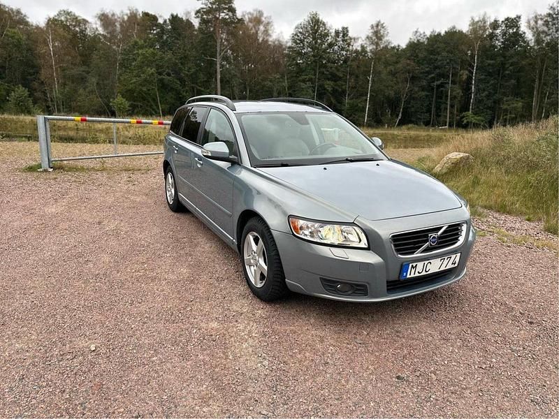 Blå Begagnad 2010 Volvo V50 Momentum Kombi | 55 000 kr (Marknadspris) - Bild 1/4