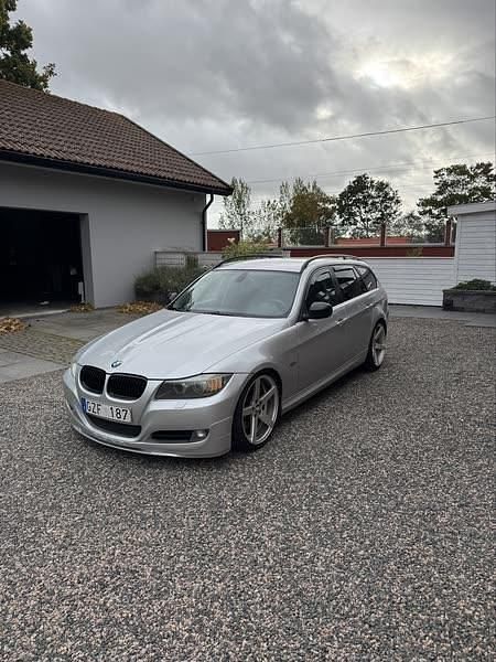 Grå Begagnad 2010 BMW 330 Comfort Edition Kombi | 85 000 kr (Marknadspris) - Bild 1/4