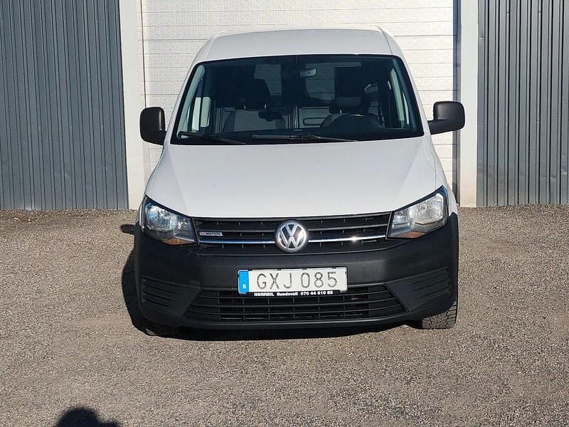 Vit Begagnad 2018 VW Caddy Maxi Minibuss | 129 000 kr (Superpris) - Bild 1/4