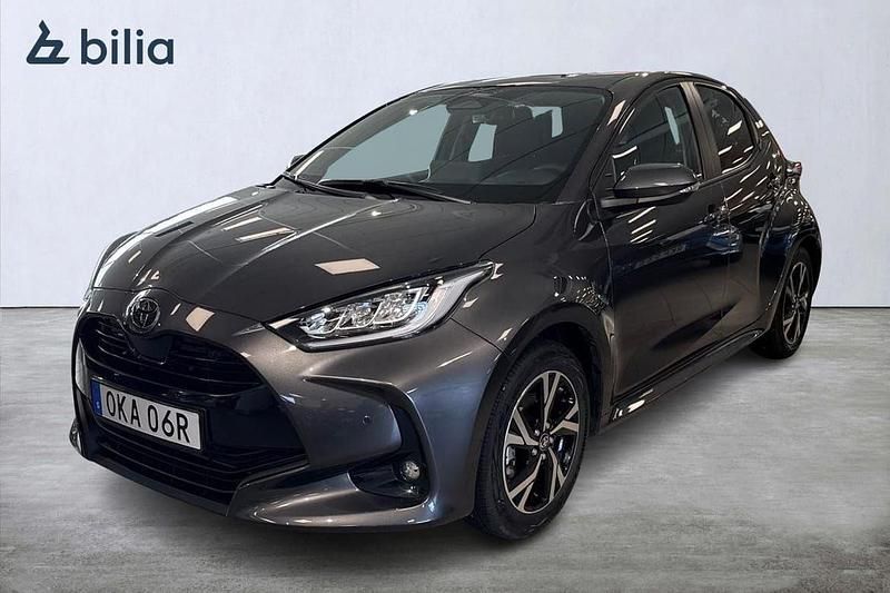 Mörkgrå (grå) Begagnad 2025 Toyota Yaris Hybrid Halvkombi | 279 900 kr (Lite dyr) - Bild 1/3