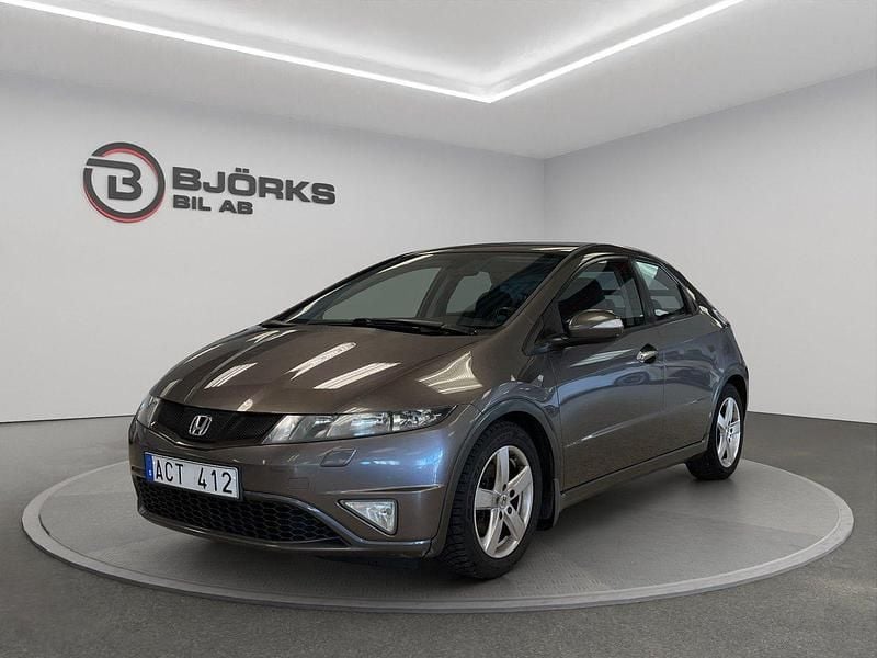 Grå Begagnad 2011 Honda Civic Sport Halvkombi | 84 500 kr (Marknadspris) - Bild 1/4