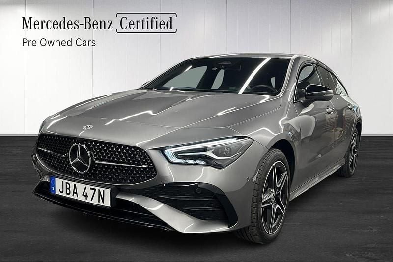 Grå Begagnad 2024 Mercedes CLA250e Shooting Brake AMG Kombi | 409 500 kr (Marknadspris) - Bild 1/4