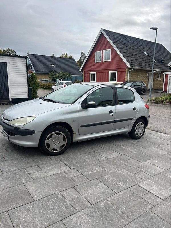 Grå Begagnad 2003 Peugeot 206 Halvkombi | 17 500 kr (Bra pris) - Bild 1/4