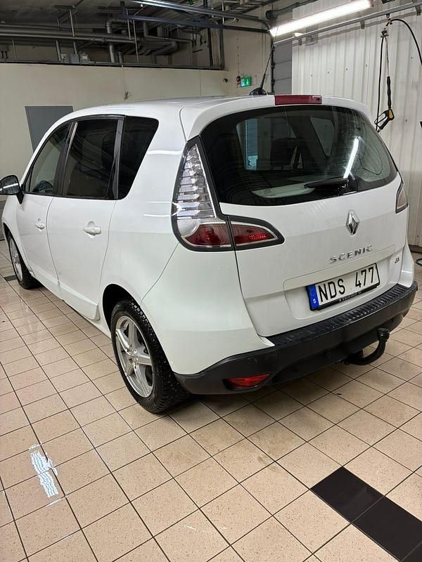 Begagnad Renault Scénic III 110 HK (80 kW) 2013 Vit