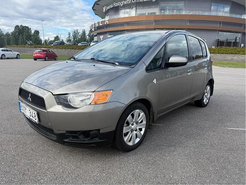 Grå Begagnad 2010 Mitsubishi Colt Halvkombi | 29 900 kr (Marknadspris) - Bild 1/4