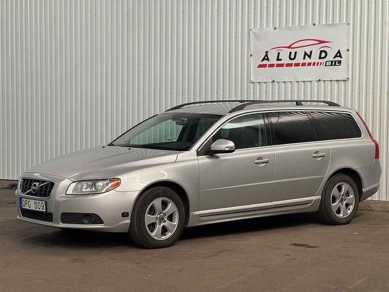 Ljusgrå (grå) Begagnad 2010 Volvo V70 Momentum Kombi | 74 900 kr (Bra pris) - Bild 1/4