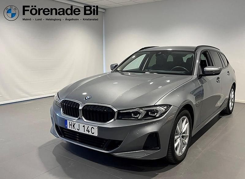Grå Begagnad 2023 BMW 330e Shadowline Kombi | 339 900 kr (Superpris) - Bild 1/4