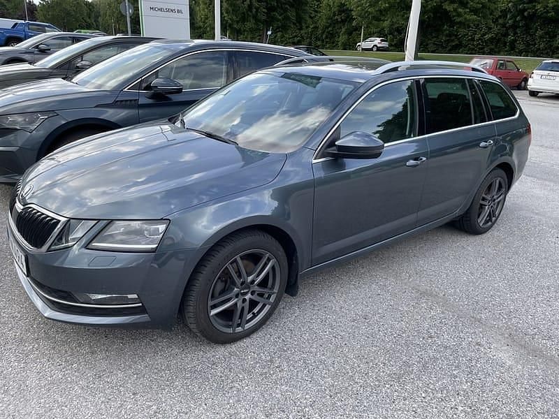 Grå Begagnad 2018 Skoda Octavia Kombi | 239 000 kr (Dyr) - Bild 1/4