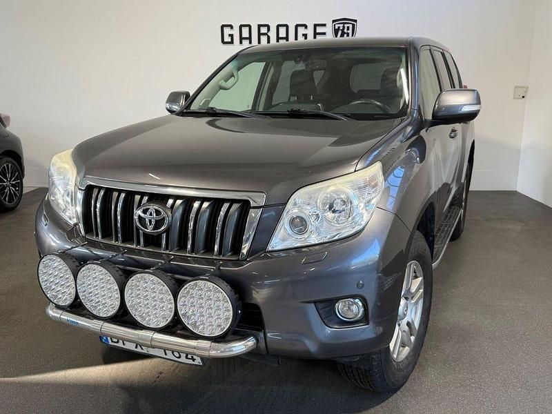 Mörkgrå (grå) Begagnad 2012 Toyota Land Cruiser SUV | 259 900 kr (Marknadspris) - Bild 1/4