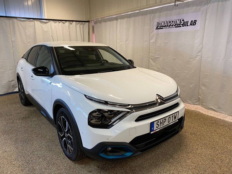 Vit Begagnad 2022 Citroën e-C4 Shine Halvkombi | 329 900 kr - Bild 1/4