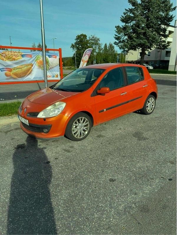 Röd Begagnad 2006 Renault Clio R.S. Halvkombi | 17 500 kr (Lite dyr) - Bild 1/4