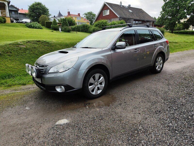 Silver Begagnad 2010 Subaru Outback SUV | 35 000 kr (Marknadspris) - Bild 1/4