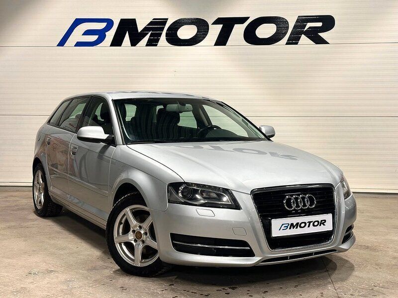 Silver Begagnad 2012 Audi A3 Sportback Attraction Halvkombi | 74 900 kr (Marknadspris) - Bild 1/4
