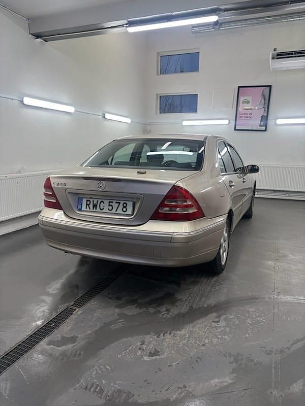Begagnad Mercedes C240 170 HK (125 kW) 2000 Travelinbeigemetallica