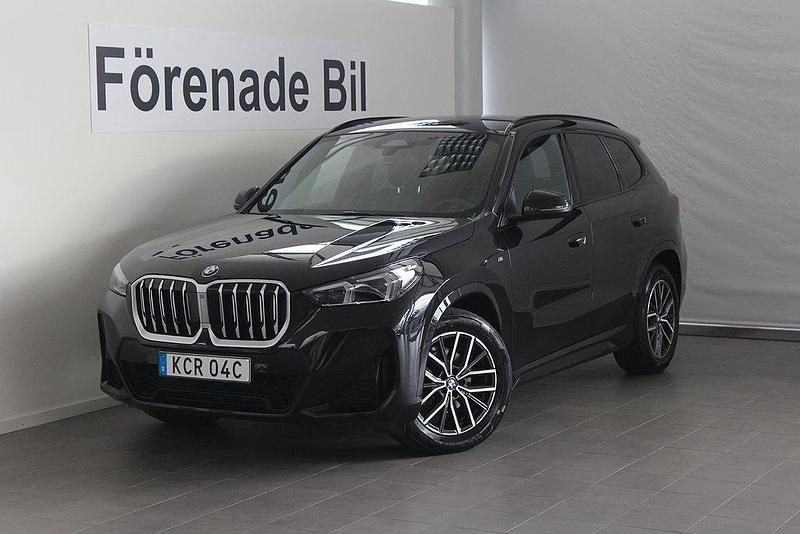 Svart (svart sapphire metallic) Begagnad 2025 BMW X1 M Sport SUV | 429 000 kr (Lite dyr) - Bild 1/4