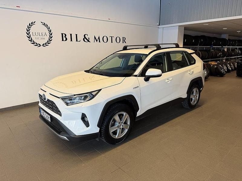 Vit Begagnad 2020 Toyota RAV4 Hybrid Active SUV | 329 900 kr (Marknadspris) - Bild 1/4