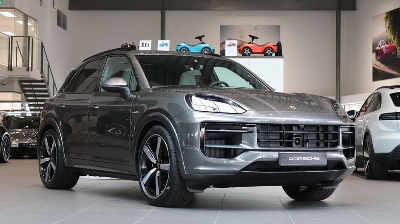Grå Ny 2025 Porsche Cayenne SUV | 1 580 100 kr (Marknadspris) - Bild 1/4