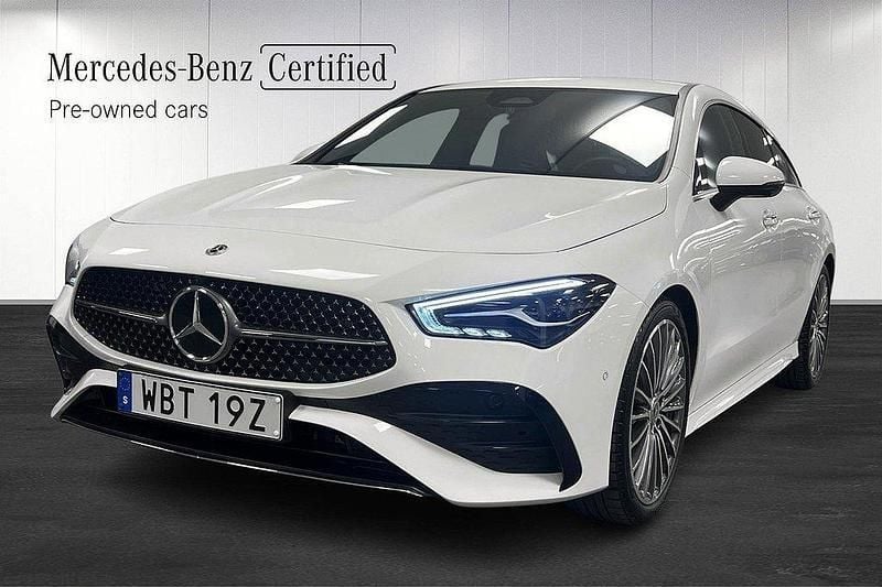 Vit Begagnad 2024 Mercedes CLA200 Shooting Brake AMG Kombi | 379 000 kr (Marknadspris) - Bild 1/4
