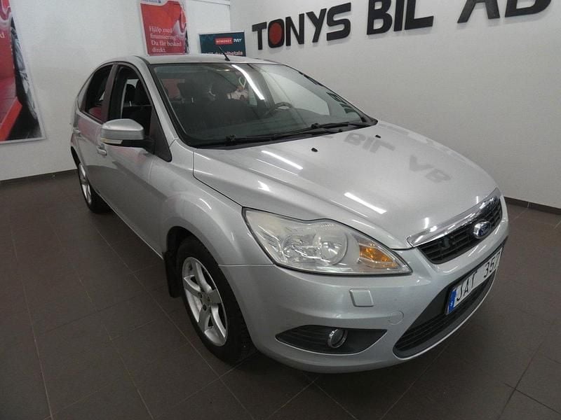 Grå Begagnad 2009 Ford Focus Trend Halvkombi | 27 499 kr - Bild 1/4