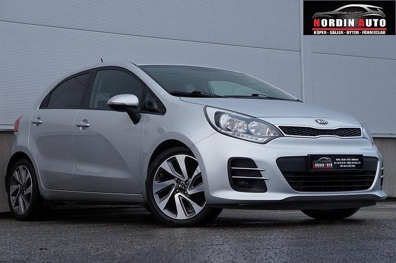 Grå Begagnad 2016 Kia Rio Halvkombi | 89 900 kr (Marknadspris) - Bild 1/4