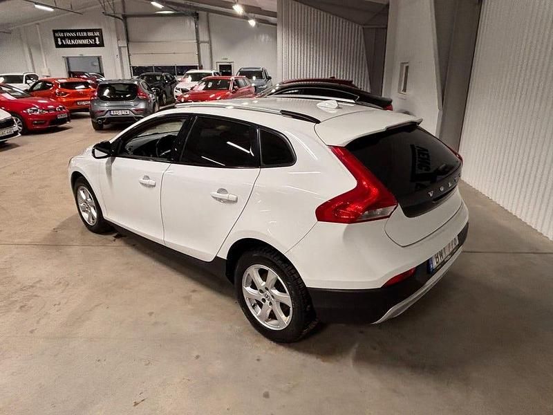 Begagnad Volvo V40 CC Momentum 116 HK (85 kW) 2015 Vit Kombi