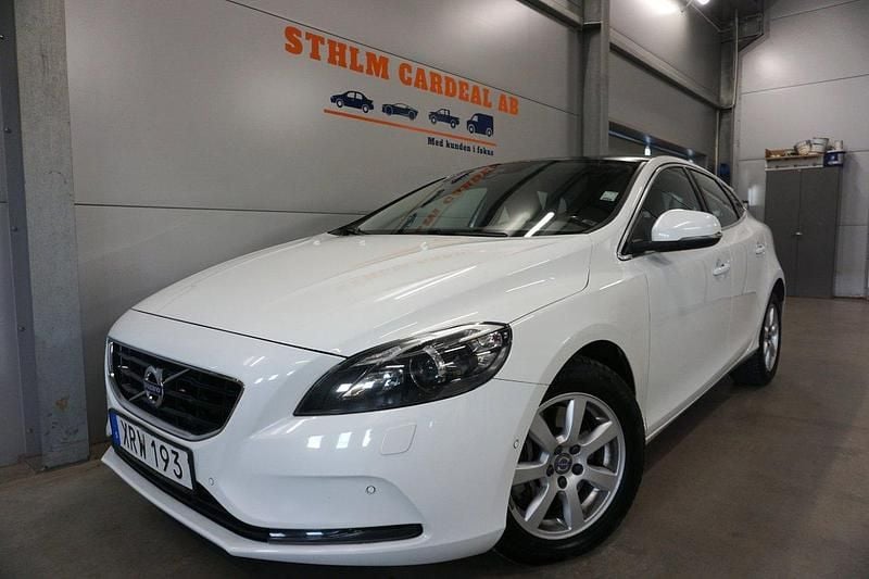Vit Begagnad 2015 Volvo V40 Momentum Halvkombi | 154 900 kr (Marknadspris) - Bild 1/4