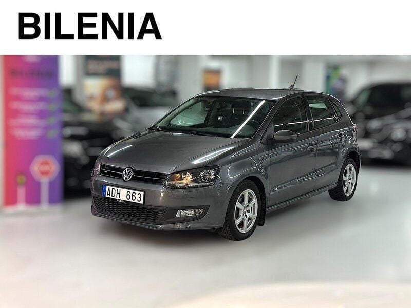 Mörkgrå (grå) Begagnad 2013 VW Polo Halvkombi | 119 900 kr (Marknadspris) - Bild 1/4