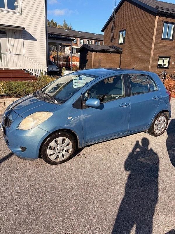 Grå Begagnad 2006 Toyota Yaris Halvkombi | 46 000 kr (Bra pris) - Bild 1/4